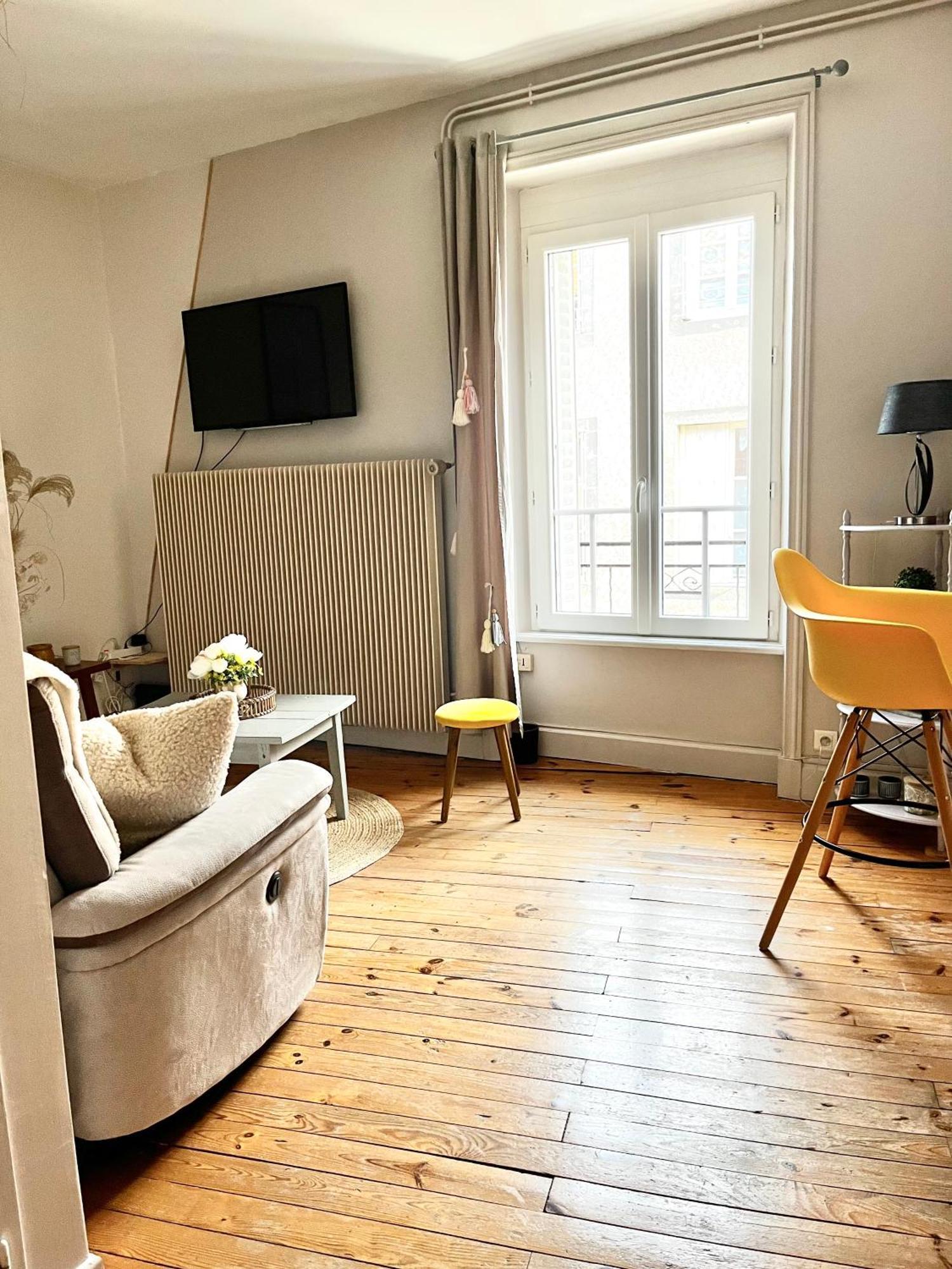 Appartement cosy en ville haute Saint-Flour  Buitenkant foto